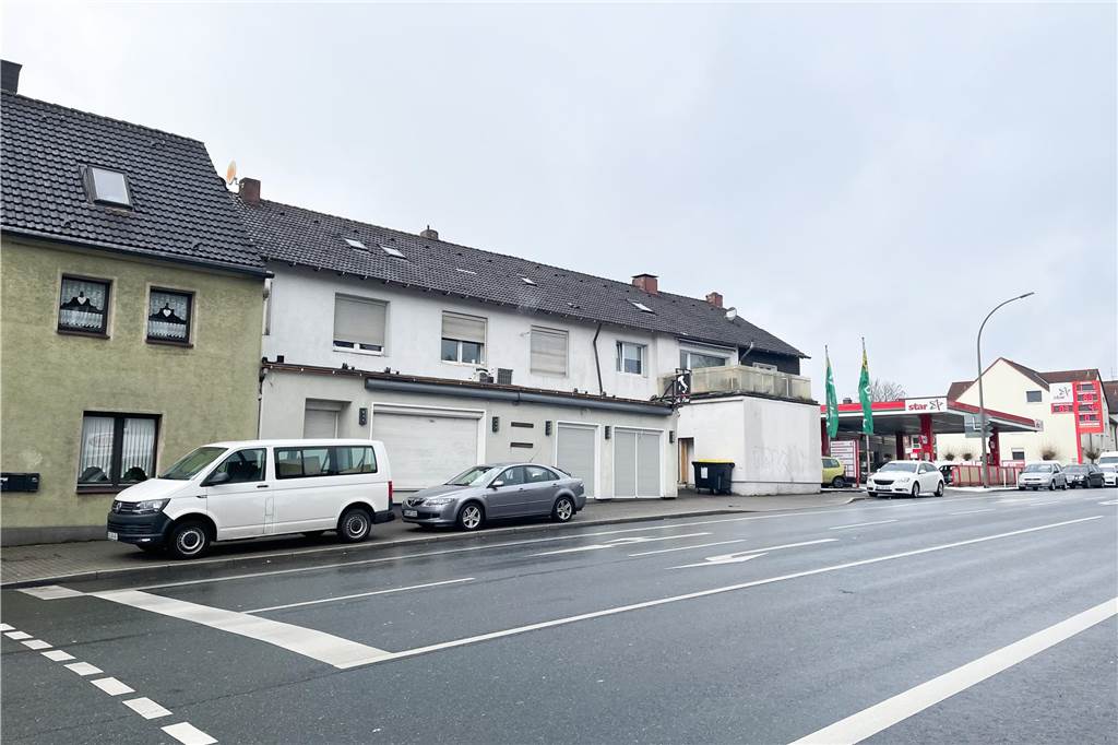 Mit vielen Baumängeln: Wohnung über „Mr. Pizza“ wird zwangsversteigert Blick auf das Haus Provinzialstraße Nr. 218