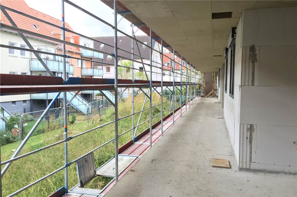 Neubau an der Harkortstraße ist bald fertig – 33 neue Wohnungen Die Wohnungen sind über Außenflure erreichbar. Links im Bild sind die benachbarten älteren Häuser zu sehen. Deren Bewohner zeigten sich über das Neubauprojekt vor ihrer Haustür teils wenig begeistert.