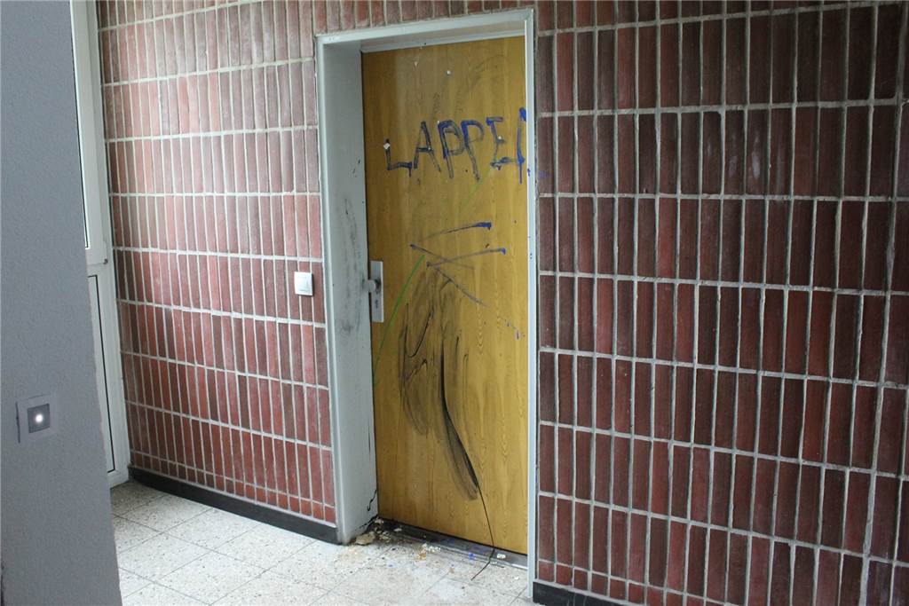 Horror für Altro-Mondo-Mieter: seit Wochen kein warmes Wasser Die Wohnungstüren in dem Mehrfamilienhaus am Molnerweg sind zum Teil stark verdreckt und beschmiert.