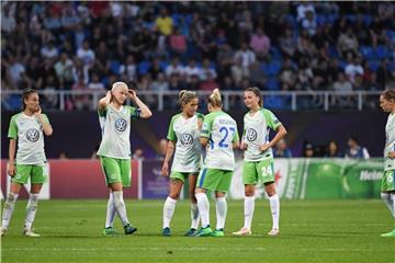 Die Wolfsburger Spielerinnen stehen nach dem verlorenen Finale gegen Lyon auf dem Kiewer Rasen. Foto: Ina Fassbender