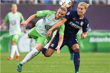 Die Wolfsburgerin Alexandra Popp (l) beim Duell mit Lyons Ada Hegerberg. Foto: Ina Fassbender