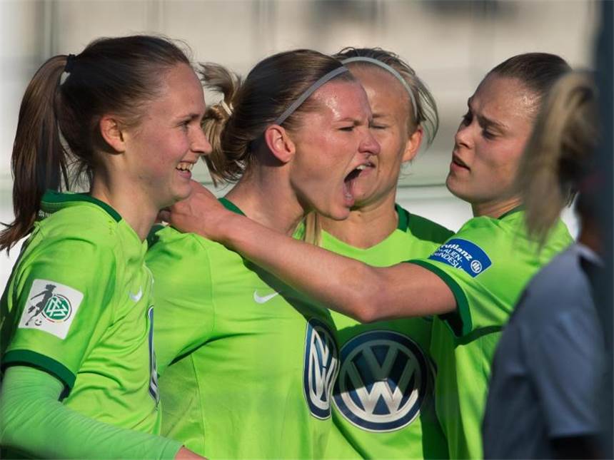 Wolfsburger Fußball-Frauen vor Meisterschaft Die Wolfsburgerinnen feiern den Sieg gegen Essen. Foto: Swen Pförtner