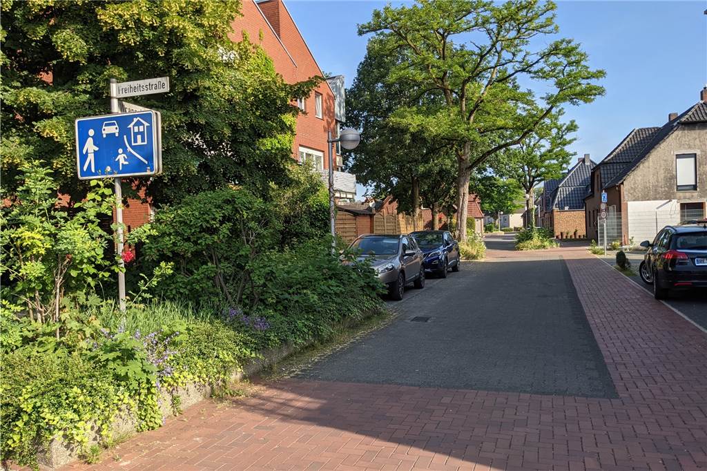 Verkehrsberuhigte Zonen: Stadt will Markierungen auf Straßen erlauben Die Wrangelstraße in Holsterhausen soll zum Pilotstandort der Fahrbahn-Piktogramme werden.