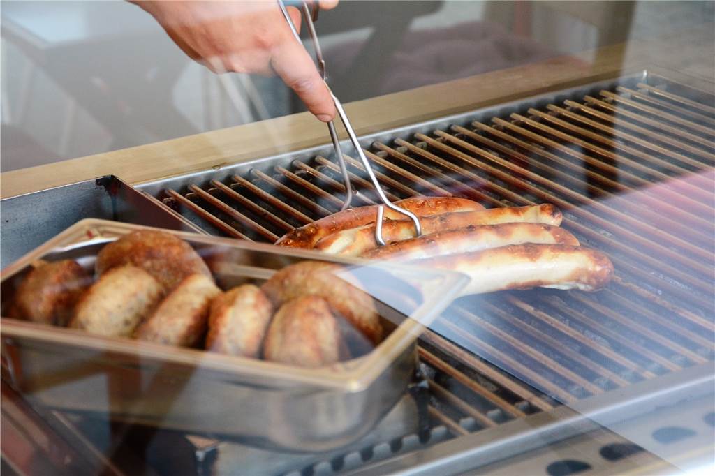 Das macht sie so besonders: Gibt es hier die beste Currywurst Castrop-Rauxels? Die Würste bekommt Kuncl von einer Metzgerei aus Mülheim.