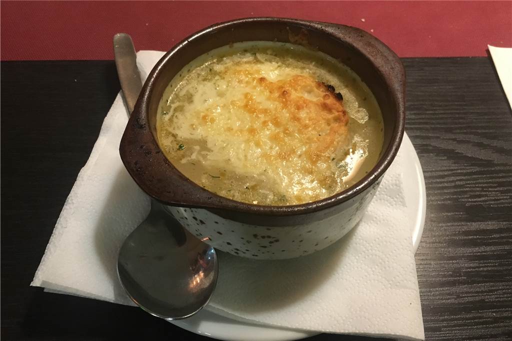 Gute Pizza und Tennis live bei der Pizzeria Castello in Wüllen Die würzige Zwiebelsuppe mit Käse überbackenem Brötchen on top