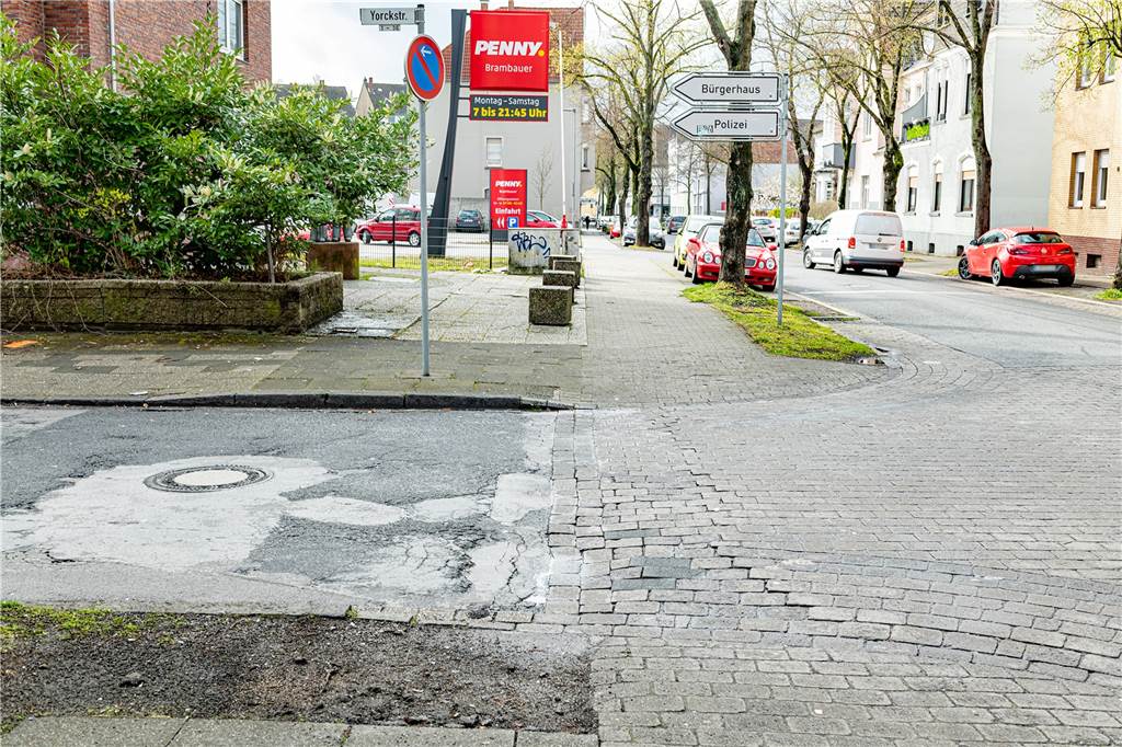 Kaputte Yorckstraße in Brambauer: „Wird seit Jahren nur geflickt“ Die Yorckstraße ist nicht die einzige maroder Straße in Brambauer. Brami-Chef Ristovitch setzt hier allerdings den Fokus, weil die Straße eine zentrale Anbindung im Stadtteil ist.