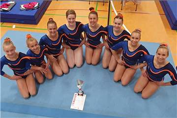 Die Youngster Hanna Becker und Nele Schulke mit dem Westfalenmeister-Team Anna Romahn, Leonie Schmedthenke, Friederieke Seidel, Elisa Oeing, Katharina Schalk und Anna Schalk (v.l.)