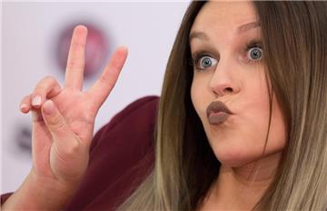 Die YouTuberin Dagi Bee (bürgerlich Dagmar Nicole Ochmanczyk) verteilte Geschenke in Castrop-Rauxel und Umgebung.