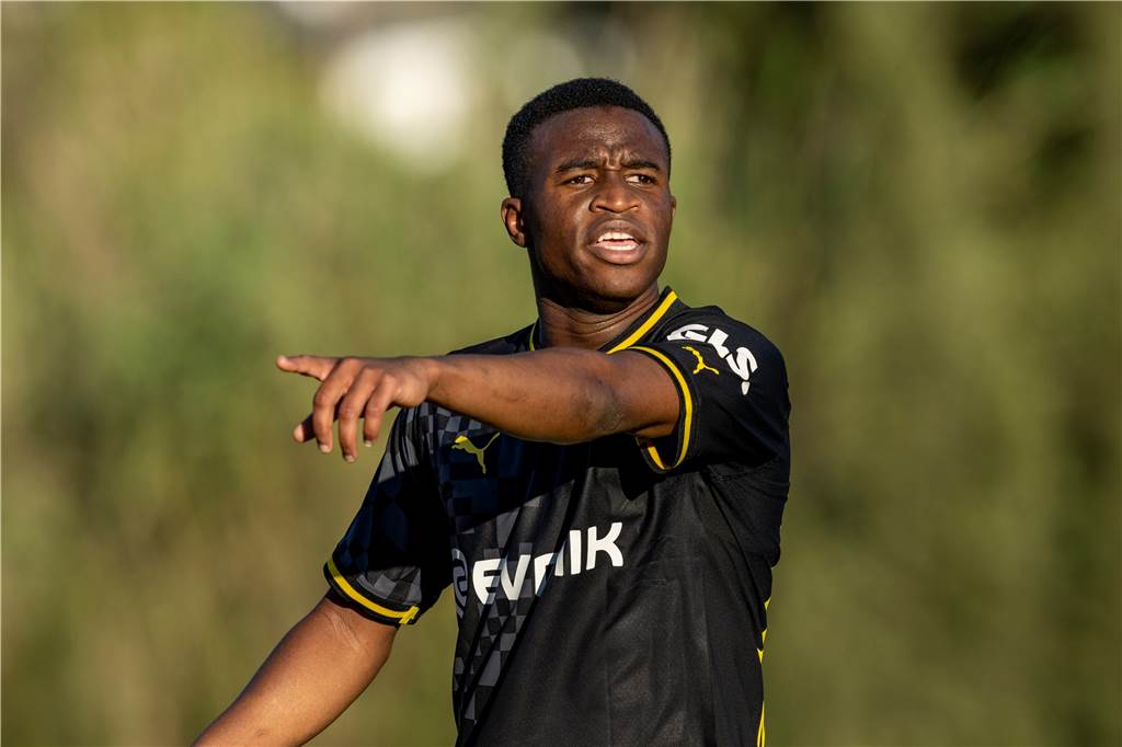 Schwierige Mission für BVB-Sportdirektor Kehl : Die Zahl loser Fäden ist immens Youssoufa Moukoko zeigt mit dem linken Finger auf etwas.