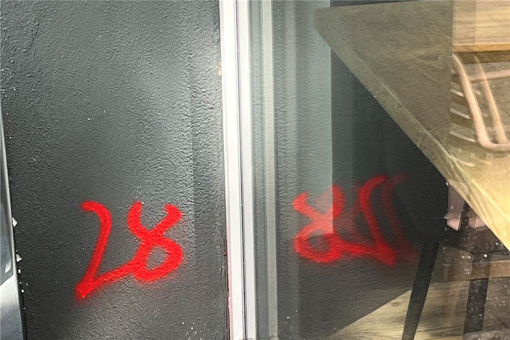 Mit Keksen gegen Neonazis: 100 Dortmunder Lokale starten ungewöhnliche Aktion Die Zahl 28 wird von Rechtsextremen als Code für "Blood & Honour" verwendet. Hinter diesem Begriff verbergen sich NS-Ideologie und ein Netzwerk von häufig gewalttätigen Neonazis.