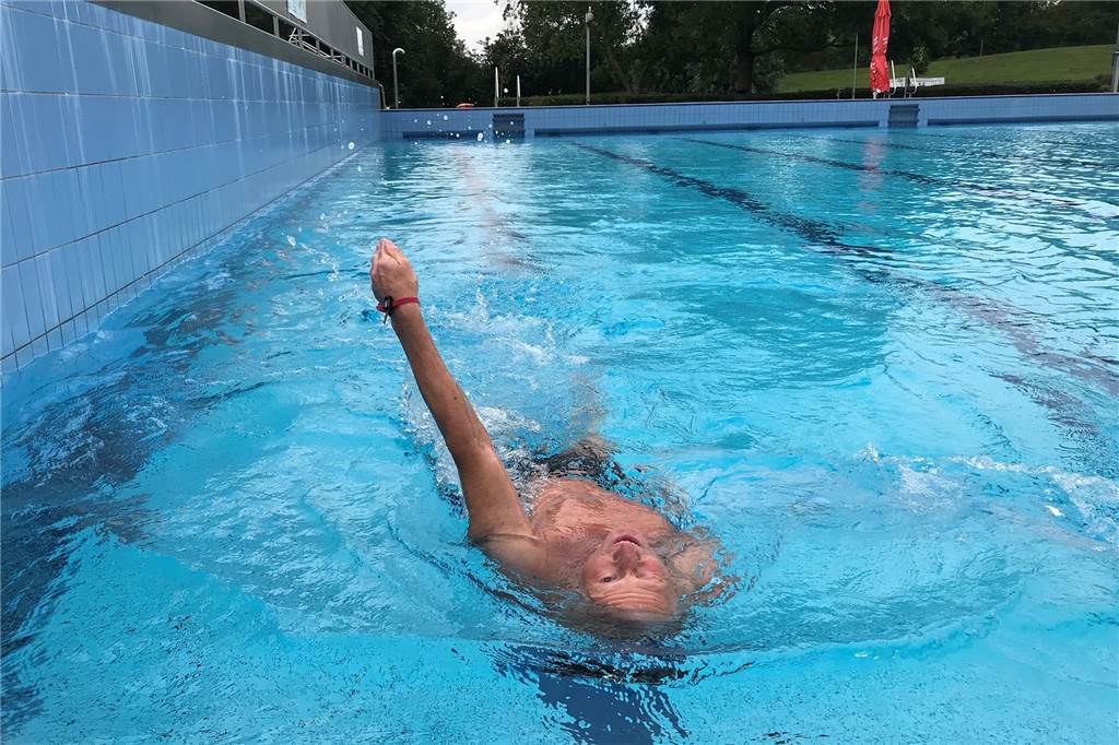 Coronavirus: Aquahaus reagiert auf die Besucherflaute Die Zahl der Badegäste im Aquahaus ist überschaubar. Am Dienstag zog lediglich ein Schwimmer draußen seine Bahnen.