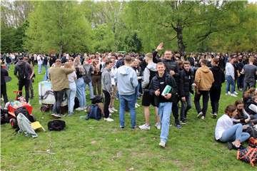 Die Zahl der Besucher auf der Grillwiese am Cappenberger See knackte am Nachmittag die Marke von 2000.