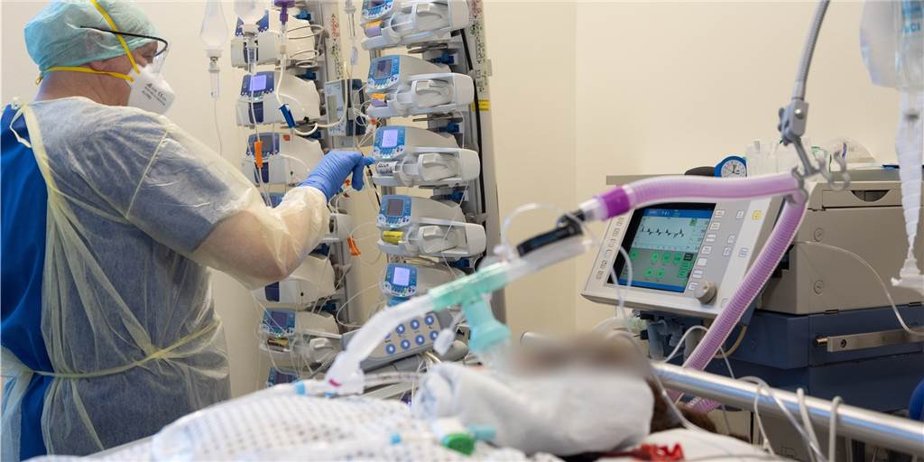 Zahl der Corona-Patienten in Castrop-Rauxeler Kliniken rasant gestiegen Ein Krankenpfleger versorgt einen schwer an Corona erkrankten Patienten auf der Intensivstation von einem Krankenhaus.