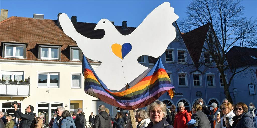 „Deutlicher Anstieg“ - Immer mehr Flüchtlinge kommen nach Haltern am See Eine weiße Friedenstaube wird auf dem Marktplatz in Haltern geschwungen.