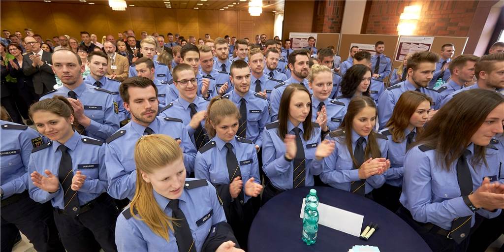 Selm bekommt mehr Polizeischüler: Aktuell kein Wohnheim geplant Die Zahl der Kommissaranwärterinnen- und anwärter wird ab 1. September steigen. Nun haben sich die Stadt Selm und das Innenministerium geäußert, wie sie mit den Polizeischülern und dem Thema Wohnungen umgehen. (Symbolbild)