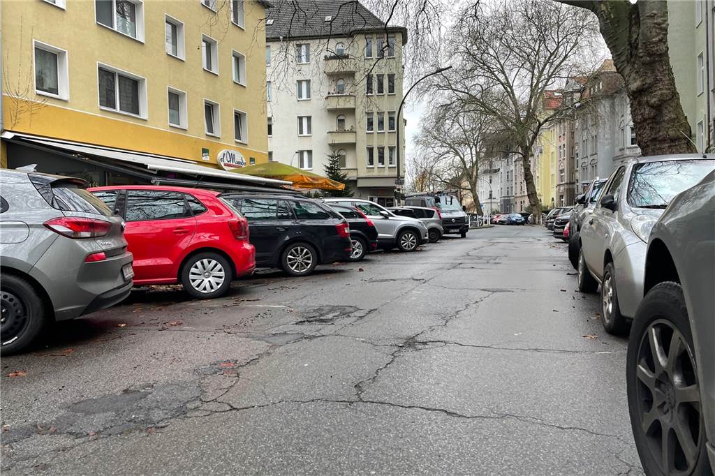 Wird aus dem Neuen Graben im Kreuzviertel bald eine Einbahnstraße? Die Zahl der parkenden Autos ist weit höher als die der Stellplätze im öffentlichen Raum.