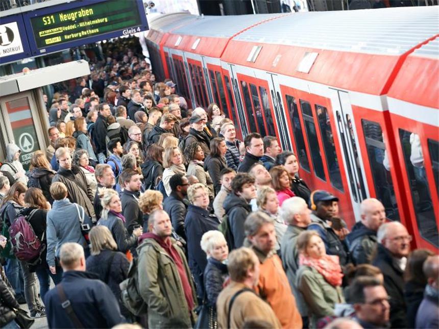 18,4 Millionen: Pendler-Rekord in Deutschland Die Zahl der Pendler in den Ballungsräumen steigt. Hamburg macht als Magnet für Arbeitskräfte keine Ausnahme. Foto: Bodo Marks