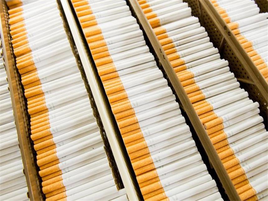 So wenig Zigaretten versteuert wie nie seit der Wiedervereinigung Die Zahl der versteuerten Zigaretten ging zum Vorjahr um 2,6 Prozent auf 80,3 Milliarden zurück. Foto: Julian Stratenschulte