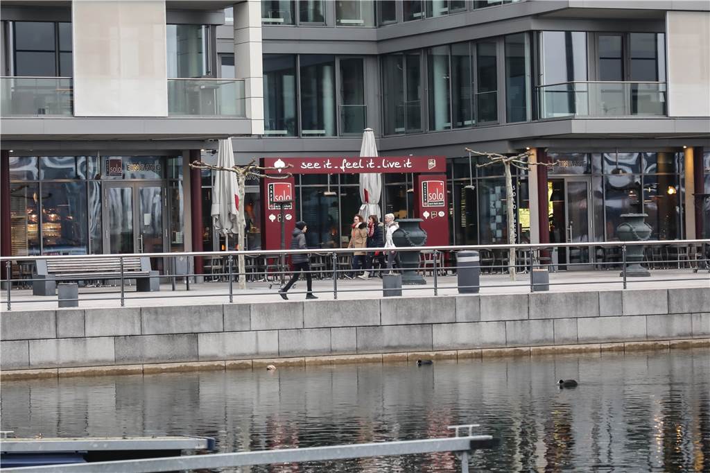 Warum Singles auf Nummer sicher gehen, wenn sie sich zum ersten Mal am Phoenix-See daten Die zahlreichen Gastro-Betriebe rund um den Phoenix-See bieten viele Möglichkeiten für ein Date. Im Café Solo gab es schon den ein oder anderen Heiratsantrag.