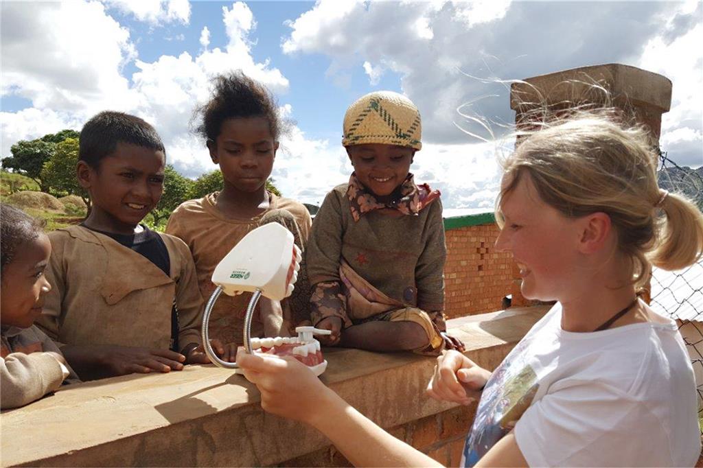 Junge Zahnärztin aus Aplerbeck hat ehrenamtlich auf Madagaskar gearbeitet Die Zahnbürste, das unbekannte Ding. Die Aplerbecker Zahnärztin Kira Schlick zeigt den Kindern in Andia, wie so eine Zahnbürste benutzt wird.