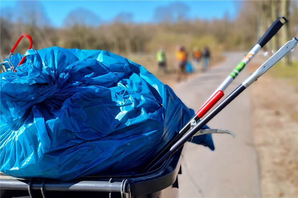 Mit Video: Umwelttag – „Was die Leute wegschmeißen, ist doch irre“ Die Zak-Tonne war nach gut drei Stunden Müllsammeln bis obenhin voll.