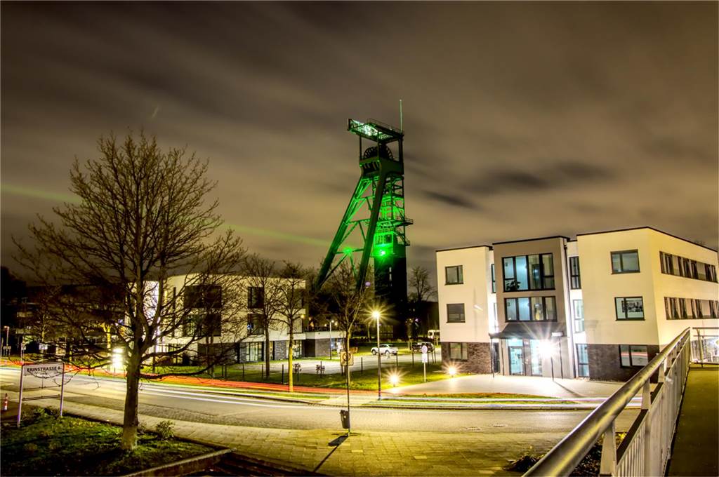 So schön ist Castrop-Rauxel durch die Linse von Thomas Gallus aus Ickern Zu sehen ist der angeleuchtete Turm der Zeche Erin, von dem ein grüner Laser abstrahlt.