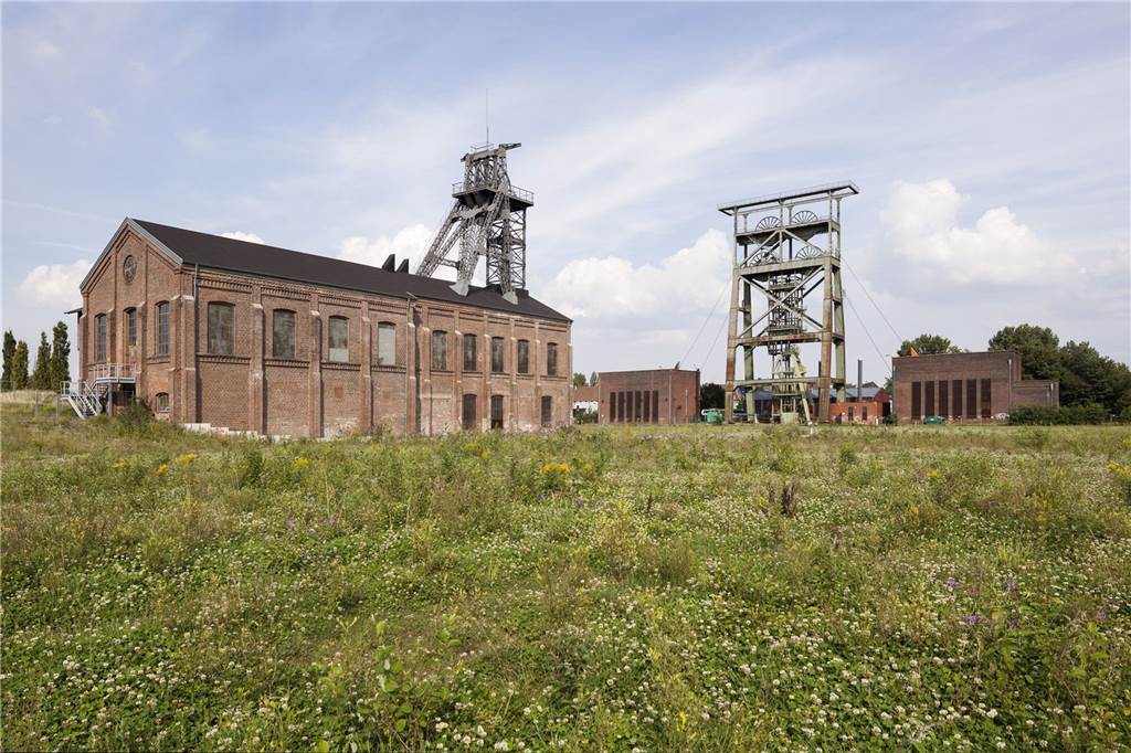 Stadt plant „Derner Mitte“ als Zentrum des Stadtteillebens Die Zeche Gneisenau in Derne mit dem charakteristischen und stadtbildprägenden Tomson-Bock (l.) und dem Doppelbockfördergerüst (r.)