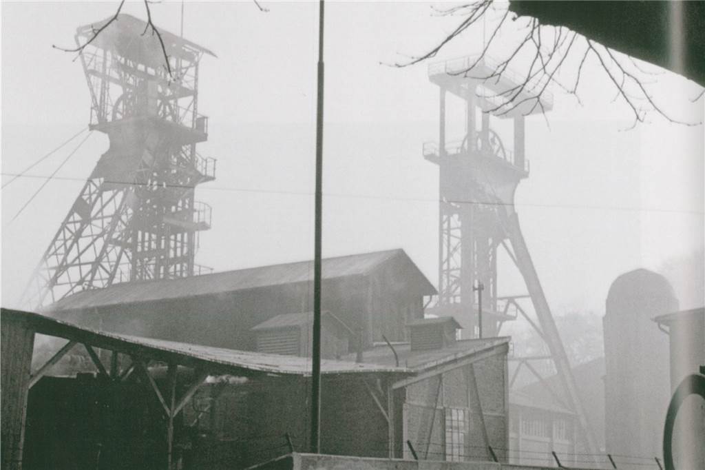 Die Zeche Graf Schwerin 3/4 in Dingen, hier auf einer Aufnahme von der Schieferbergstraße / Ecke Dorlohstraße um 1965.