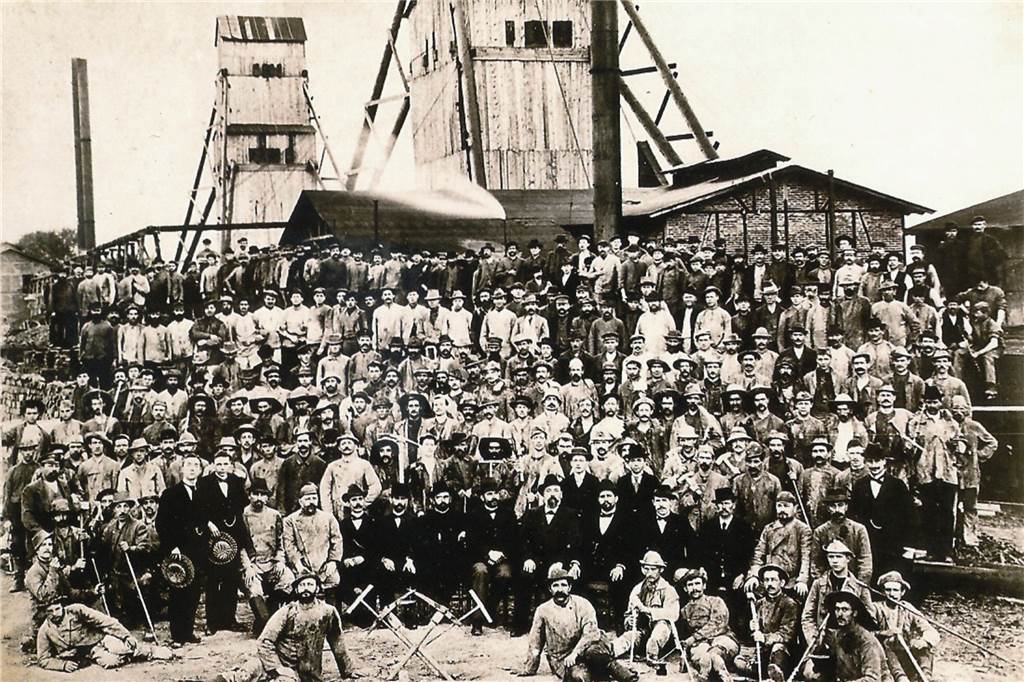 Bergbau in Werne: Zwischen Zwangsarbeit und schlüpfrigen Bettgeschichten Die Zechenbelegschaft in der Abteufperiode um 1900. Es ist das ältestes Foto - mit Schacht I und II im Hintergrund.