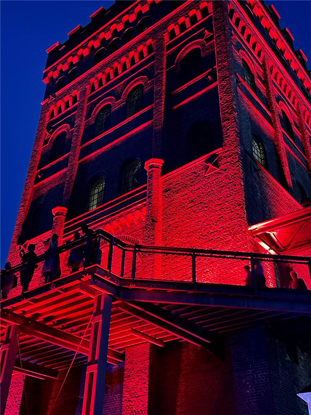 Die Zechenkultur ist typisch für das Ruhrgebiet. Bei Nacht und angestrahlt sehen die Gebäude besonders schön aus, wie RN-Redakteur Jörg Heckenkamp bei Nacht der Industriekultur auf der Zeche Hannover in Bochum festgehalten hat.