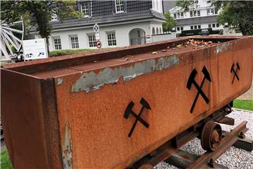 Die Zechenlore steht jetzt vor dem Haupteingang der Firma Interhydraulik.