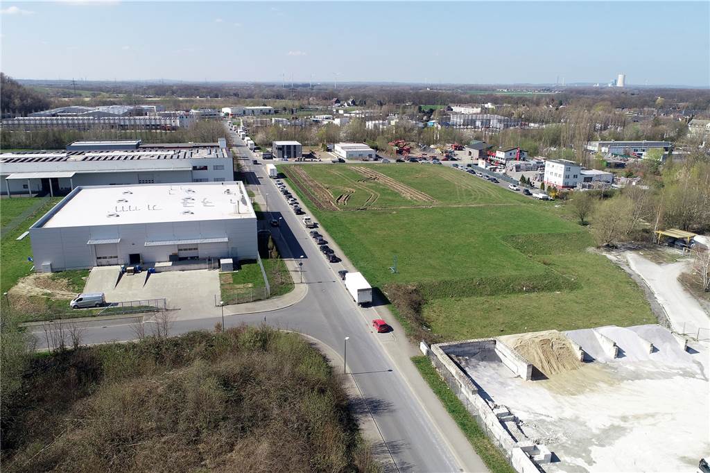 Die Zechenstraße in Brambauer. Auf dem leicht erhobenen Flurstück rechts der Straße soll das neue Gebäude von Gardinen21 entstehen.