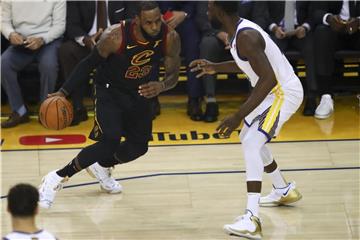 Die Zeichen zwischen LeBron James (l.) und den Cleveland Cavaliers stehen auf Abschied. Foto: Ben Margot/AP