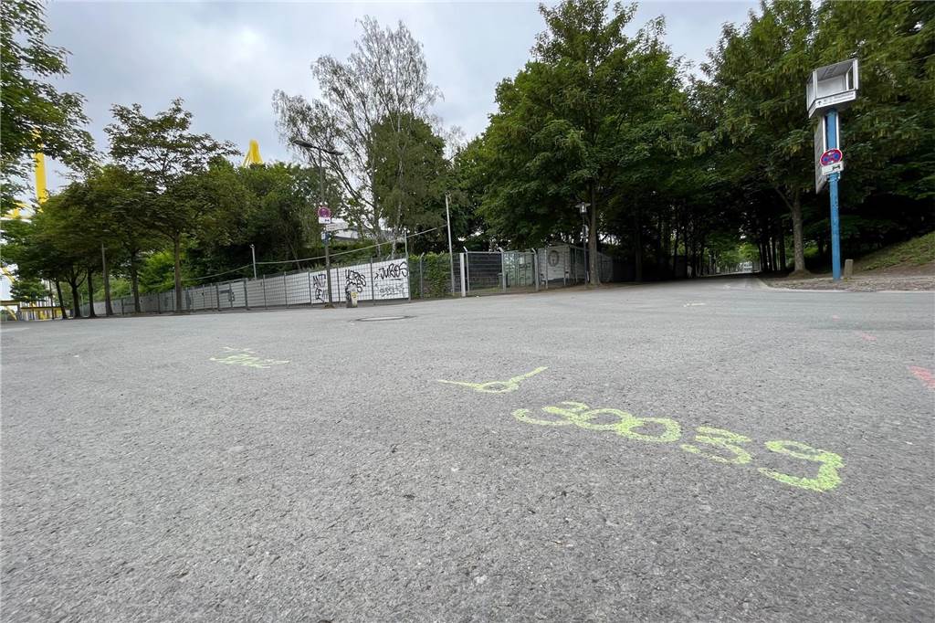 Direkt nach letztem BVB-Spiel: Weg zum Freibad bis August dicht Die Zeichnungen auf dem Asphalt sind schon da. Ab Dienstag (30.5.) wird der Weg parallel zum Stadion Rote Erde gesperrt.