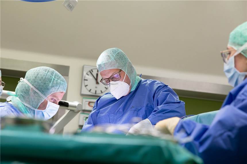 Dramatische Not-OP am Klinikum Dortmund rettet Hochschwangerer das Leben Die Zeit drängte: hochschwangere Frau mit Hirntumor musste im Klinikum Dortmund notoperiert werden.