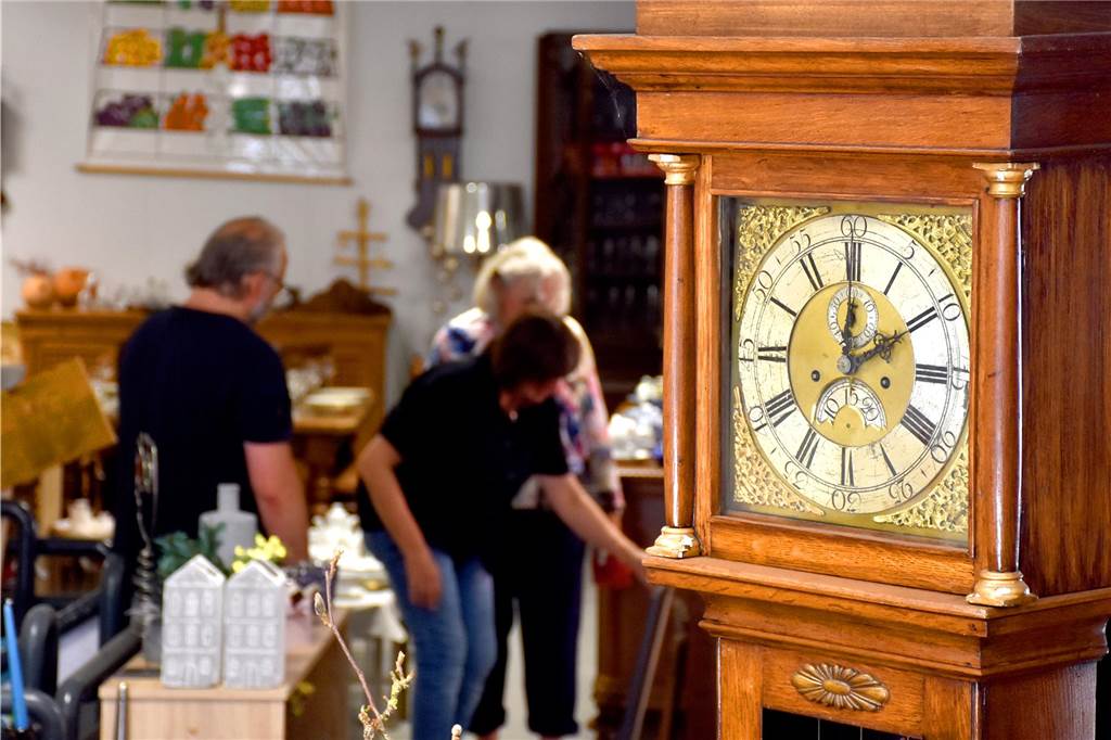 Tausendschön räumt Ladenlokal: Ehemalige Foto-Erhardt-Filiale wieder leer Eine Standuhr steht im Ladenlokal von Tausendschön. Im Hintergrund läuft ein Verkaufsgespräch