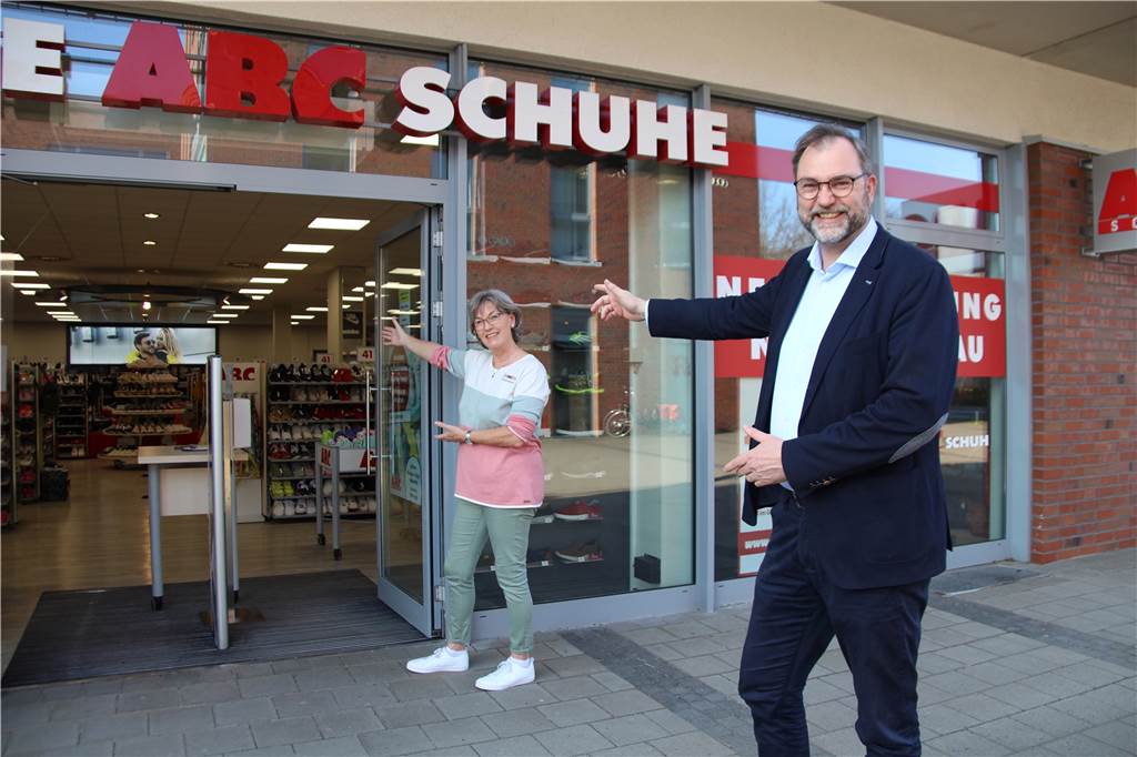 Kramer Schuhe und Corona: 100.000 Paare im Lager, aber Perspektive fehlt Die Zeit gut genutzt hat Kramer Schuhe bei der ABC-Filiale in Münster-Hiltrup. Nach Umbau wurde in dieser Woche die Wiedereröffnung gefeiert.