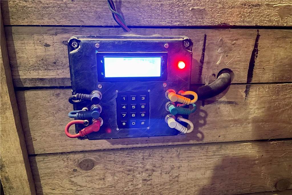 Dritter Escape-Room geplant: Im Trainingsbergwerk knifflige Rätsel lösen Ein Apparat mit Tastenfeld, Display, verschieden farbigen Kabeln und einer Warnleuchte ist im Trainingsbergwerk Recklinghausen an eine Holzwand geschraubt.