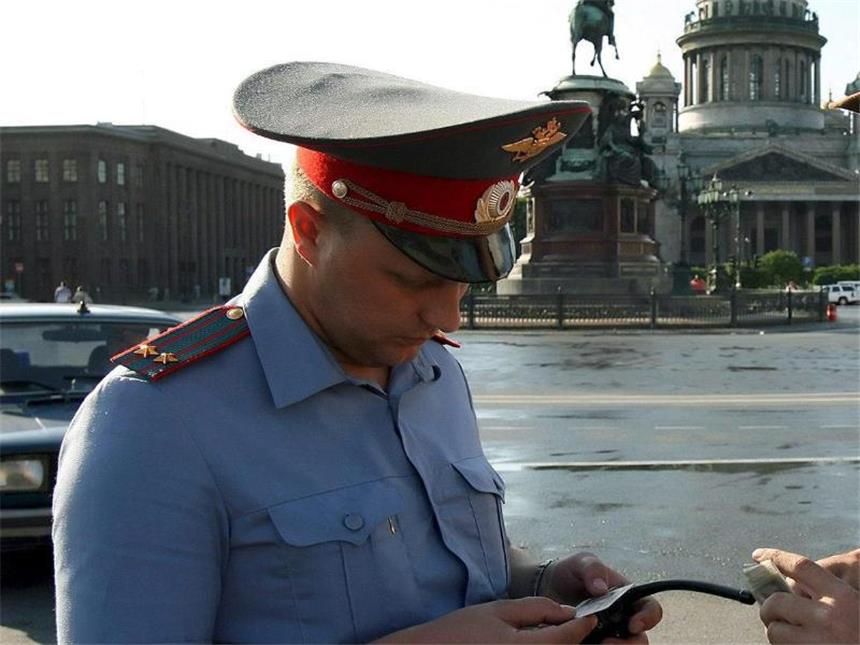 Kiew verbietet russenfreundliche Filme Die Zeiten des «Freunds und Helfers» sind für russische Polizisten im ukrainischen Fernsehen vorbei. Foto: Anatoly Maltsev/Archiv
