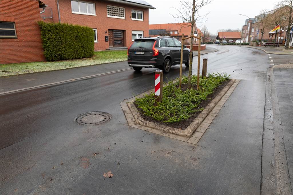 Die Zeiten einer Rumpelpiste sind auf der Brinkstraße jetzt Geschichte. Baumbeete wie auf diesem Foto soll es nach der Sanierung in 2022 auch auf der Ahler Straße geben.