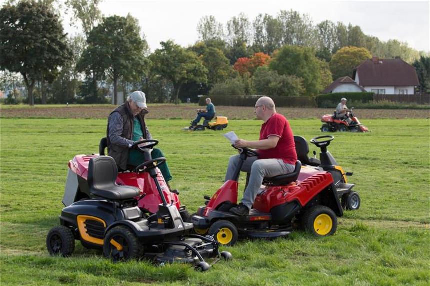 Rider oder Frontmäher: Unterschiede bei Aufsitz-Rasenmähern Die Zeitschrift „Selbst ist der Mann“ hat gemeinsam mit dem Tüv Rheinland acht Aufsitzmäher einem Test unterzogen. Foto: Selbst ist der Mann 3/2018/dpa