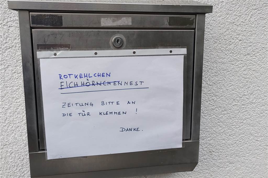 Überraschend Post für Familie aus Schwerte: Vogelnest im Briefkasten Die Zeitungsboten werden auf die gefiederten Untermieter hingewiesen und platzieren die Zeitung an der Tür.
