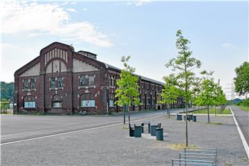 Die Zentralwerkstatt der Zeche Lohberg in Dinslaken steht unter Denkmalschutz. Restauriert ist sie aber noch nicht, die Fenster sind eingeworfen. Die schöne Halle blickt einer ungewissen Zukunft entgegen. Foto: Ruhrtriennale