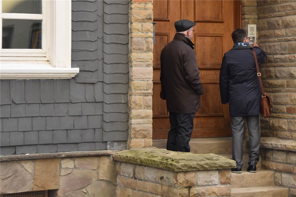 Unterwegs mit einem Zeugen Jehovas: Der Schwerter Klaus Bullmann lebt nach strengen Regeln Die Zeugen Jehovas harren in der Kälte vor der Sprechanlage aus.