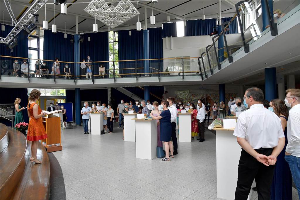 2026 gibt es kein Abitur: Was ist, wenn jemand 2025 Prüfung nicht besteht? Die Zeugnisvergaben am Gymnasium Selm - hier eine Feier während der Coronapandemie - finden traditionell im Forum der Schule statt. Der Abiball kann jetzt quasi nebenan gefeiert werden.