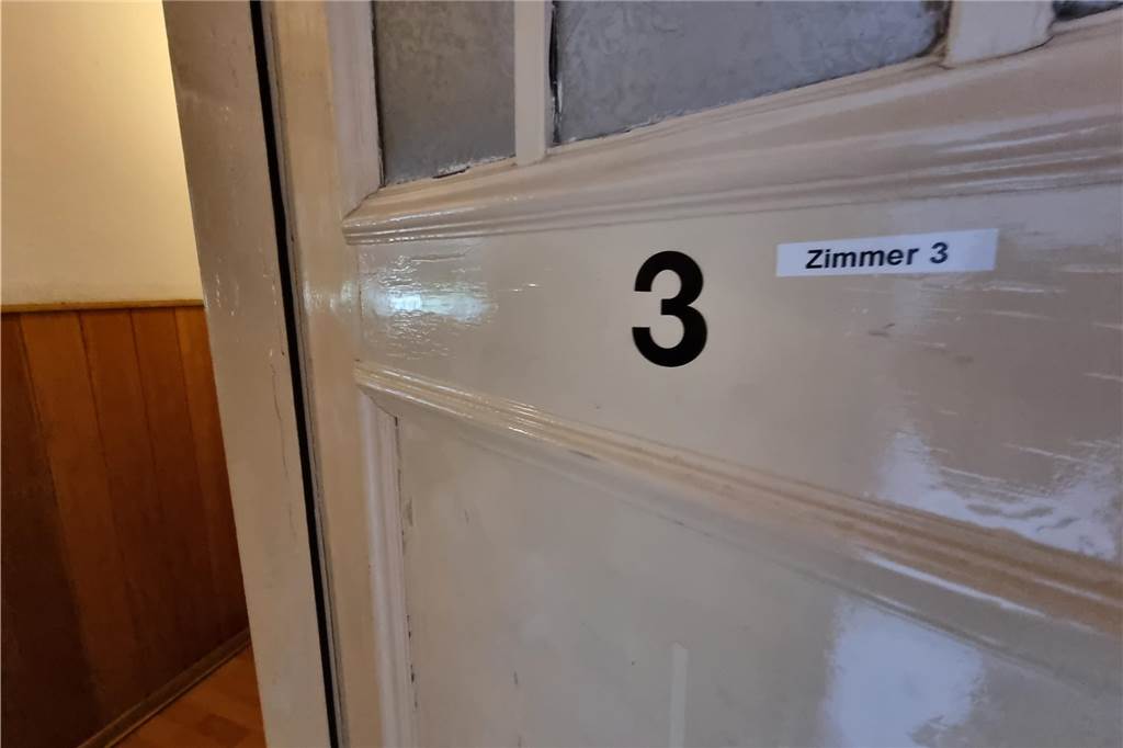 Zeitarbeitsfirma stellt sich Kritik: „Wirklichkeit wird verdreht“ Die Zimmer im ehemaligen Gasthaus Mümken sind durchnummeriert. Es sind Ein- Oder Zweitbettzimmer. 17 Leiharbeiter sind dort derzeit untergebracht. Das entspricht dem Platz.