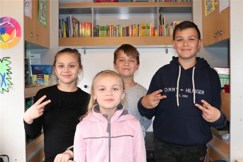 Die Zirkuskinder Ilaine, Louisiana, Anthony, und Miguel in ihrem Schulmobil