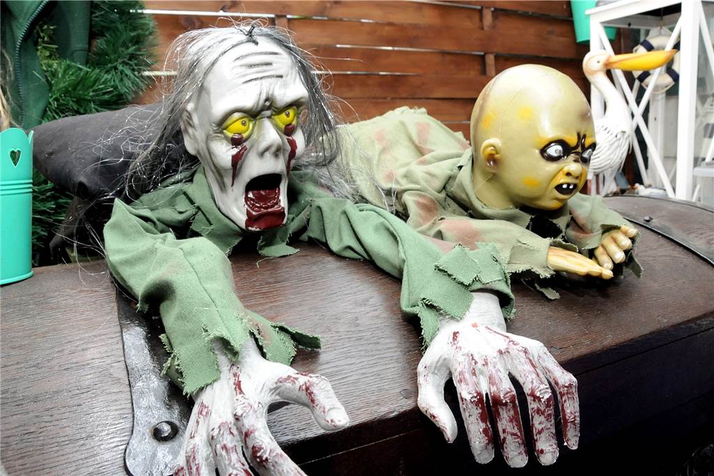 Skelett am Spieß: Das Horror-Haus von Geisecke trotzt der Energiekrise Die Zombies sind schon aus ihrer Kiste gekrabbelt. Sie werden mit Batterien angetrieben.