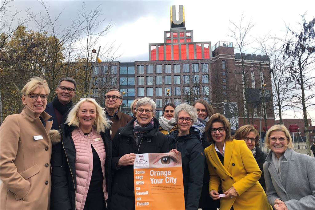 Die Zonta-Mitglieder und ihre Unterstützer beim Aktionstag „Orange your City“.