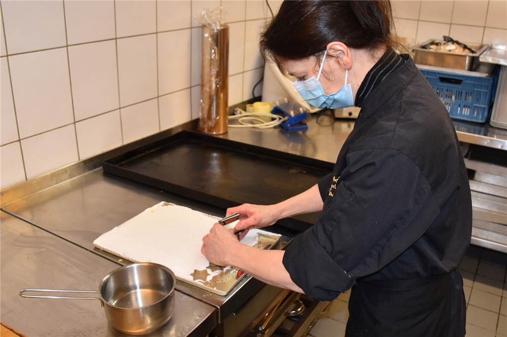 Frühmorgens in der Konditorei: Backen, wenn andere noch schlafen Die Zubereitung der Zimtsterne ist ein absoluter Klassiker in den Wochen vor Weihnachten.